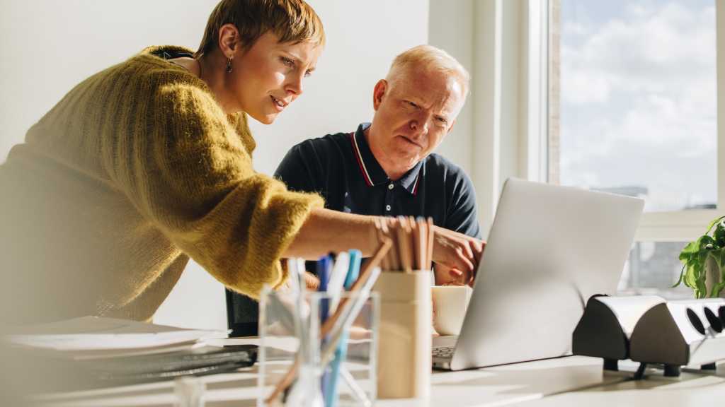 it person assisting employee